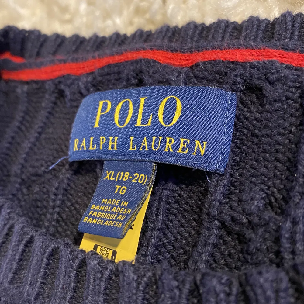 Säljer min fina polo Ralph lauren tröja eftersom den är alldeles för stor, ny pris: 1999kr. Kom priva för fler bilder. Tröjor & Koftor.