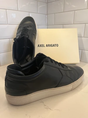 Axel Arigato Platform  - Ett par Platform i läder som är i väldigt bra skick! Skick 9/10 och detta är ett par väldigt populära skor! Priset kan diskuteras vid smidig affär😊