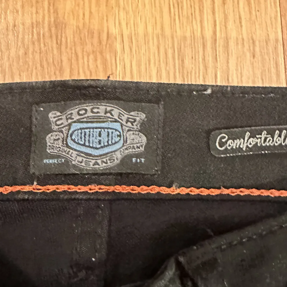 Säljer dessa lågmidjade svarta bootcut jeansen från Crocker då de tyvärr är för små, men i bra skick. De köptes för 999kr. (OBS. Två första bilderna är INTE dessa jeans, utan ett annat märke med liknande modell). Skriv vid frågor. Stl w25 l31.. Jeans & Byxor.