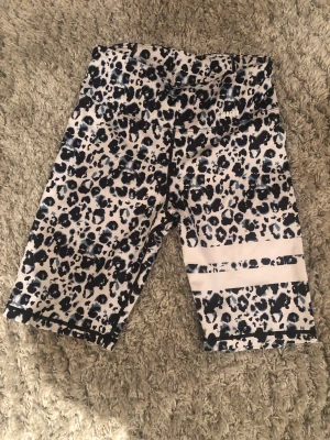 Träningtights korta - Korta träningstights från stronger (benlängd lutar strax ovanför knät vid 160 längd) i nytt skick. Gul str medium och mönstrad str small