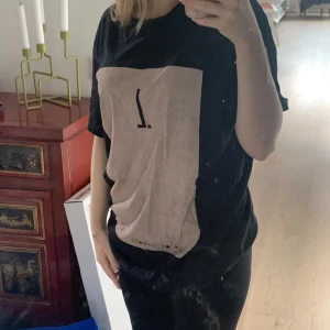 T-shirt med tryck - Tiger of Sweden t shirt i bra skick. Den har ett litet litet hål som inte syns, sista bilden. Säljer eftersom jag har tröttnat på den.💕