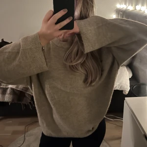 Stickad tröja🤎🤎 - JÄTTEfin beige stickad tröja i stl S!  Den är jätteskön och har jättefin passform!🥰  Den är liiiiite knottrig men absolut inget man tänker på!😇 Perfekt hösttröja!🤎🤎 Köparen står för frakt men kan mötas upp i Uppsala!❤️ 