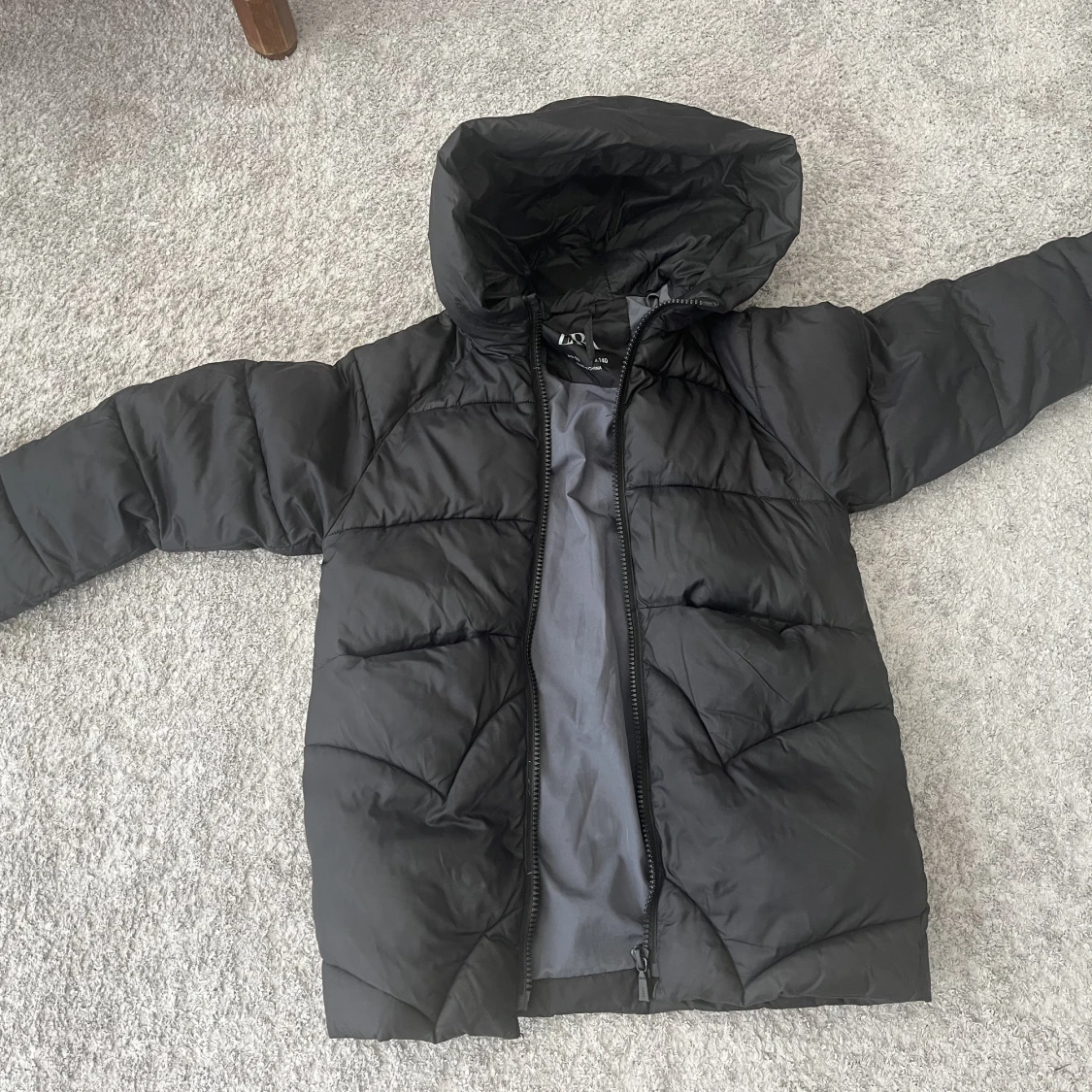 Svart jacka med huva