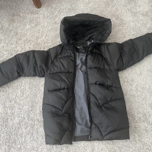 Svart jacka med huva - Svart Vår/höst jacka, lång modell, bra skick