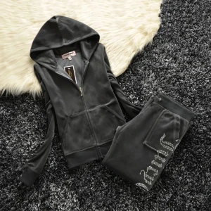 Juicy couture  -  Säljer endast byxorna! säljer på grund av att de inte kommer till användning längre. de är storlek M med passar även mig som är S (priset kan diskutera)