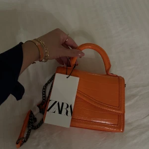 Väska från zara - Super cool orange väska från zara, helt ny med prislapp👛 ny pris 299kr mitt pris 180kr 