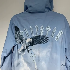 Trapstar bird-windbreaker  - Hej! Säljer en helt ny trapstar jacka kvar med tagg. Skick 10/10. Storleken är S. Köpt för 2,8 men säljer min för 1 tusen. Byten skulle varit intressant.