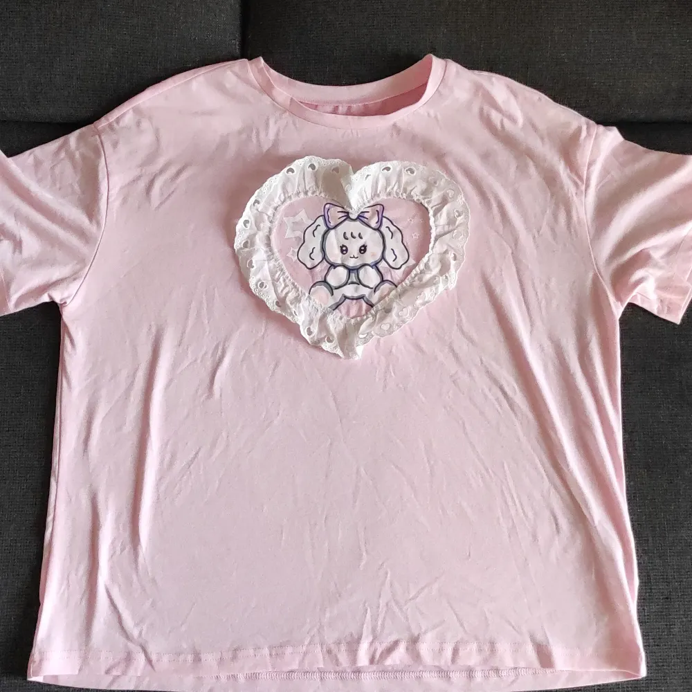 Ny och oanvänd kawaii, rosa t-shirt med spetshjärta.. T-shirts.