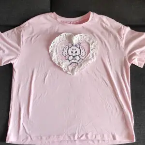 Ny och oanvänd kawaii, rosa t-shirt med spetshjärta.