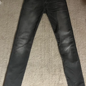 Replay Anbass Grå - Säljer mina feta replay jeans som är i 9/10 skick! Säljer dem pga att de håller på att bli för små. Skriv vid minsta fråga! Modellen på bilden är 185 cm och väger 67 kg