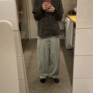 Bigboy jeans - Ett par vita bigboys med gul tråd. De har lite fladder vid fötterna men inget katastrofalt, 