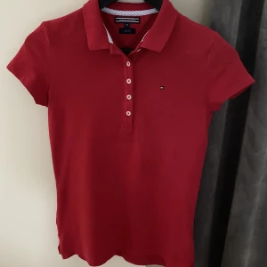 Tommy Hilfiger  - En knappt använd Tommy Hilfiger tröja. Har även i svart(kolla mitt konto) skriv för mer info❤️