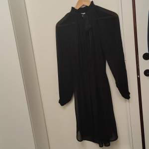 H&M genomsnittlig klänning  Storlek 36 Färg svart 
