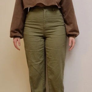 Olivgröna Tygbyxor - Olivgröna tygbyxor  Brand: NA-KD  Size: 36
