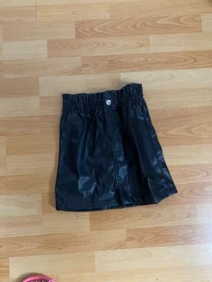 Skinn kjol  - Säljer denna jätte fina skinn kjolen från hm. Köparen står för frakten❤️