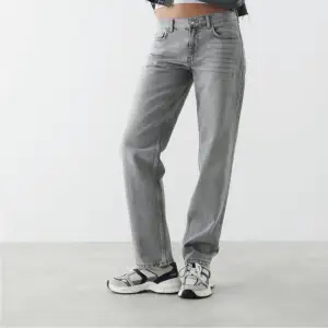 Skit snygga low waist straight jeans från Gina. Nästan helt nya! Tyvärr för små för mig. Ny pris 500 kr. Köpare står för frakten!