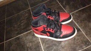 Bra skick - Hej, säljer ett par röd,svarta Jordan 1 mid banned. Då dem passar inte mig längre.