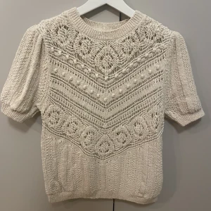 Topp - Jätte söt hålstickad topp från Zara som inte säljs längre! 🥰 Nästan aldrig använt den så den är i mycket bra skick!