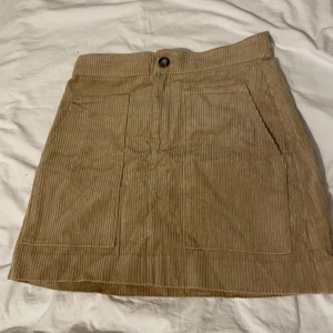 Manchester kjol - Superfin oanvändkjol, kjolen är ungefär midwaist men kommer tyvärr inte till användning som jag har tänkt å säljer den här. Strl 40. Pris kan diskuteras 