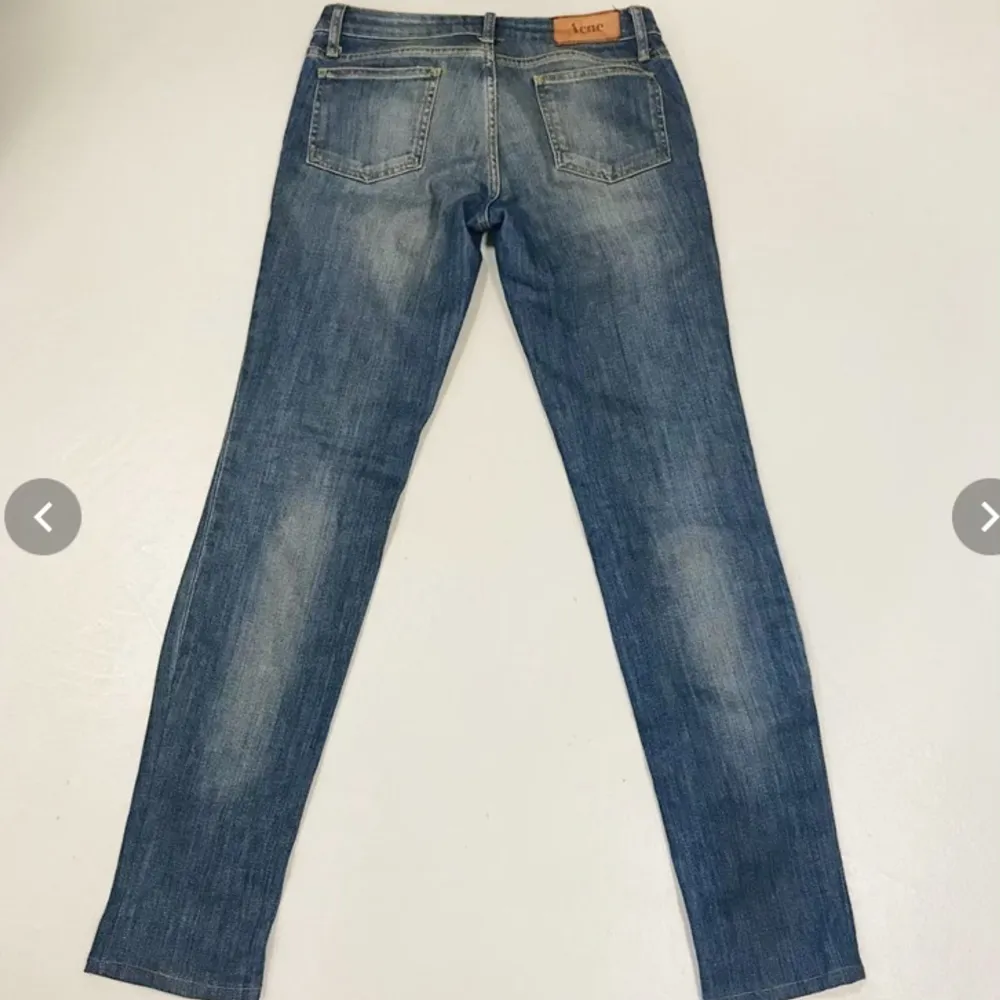 Säljer fina jeans från Acne i bra skick. Små i storleken. Lågmidjade.  Midja 75 cm. Benlängd 75 cm. 97% bomull, 3% elastan. . Jeans & Byxor.