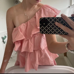 One shoulder Zara klänning  - Intressekoll på min super fina zara klänning 