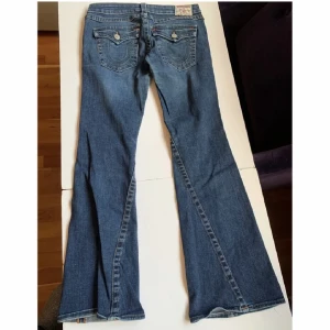 True Religion Jeans  - Säljer dessa ass balla jeans från true religion. De är rätt långa å är rätt långa på mig som är runt 166 cm. Storlek 30. Väldigt lågmidjade. Midjemått ca 80 cm 