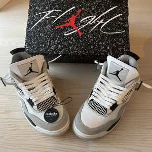 JORDAN 4 MILITARY BLACK - Storlek=40-41 Skick=100% authentic, rengjorda.  Ett par skor som är högt eftertraktade och passar med allt.  En orörd box samt verified restocks tag är med på köpet! Priset går att diskuteras ;). 