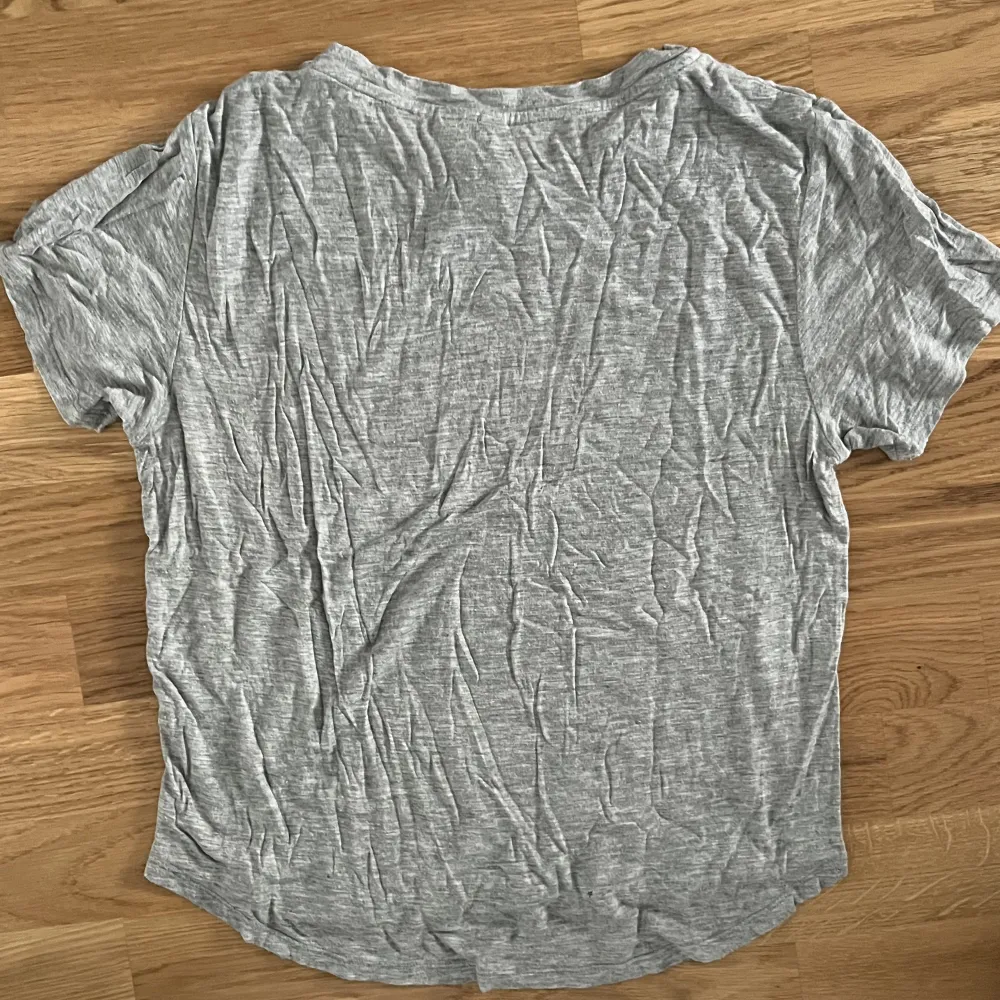 En helt vanlig grå t-shirt, materialet är jätteskönt och den är i storlek S 💓Den kommer tyvärr inte till användning längre. Den har ett litet hål vid halsen men det är inget som märks 💓 kontakta mig för mer information. T-shirts.
