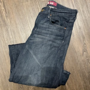 Blåa lowwaist jeans - Hej! Säljer dessa superfina vintage lowwaist jeans då dom är alldeles för långa för mig💖
