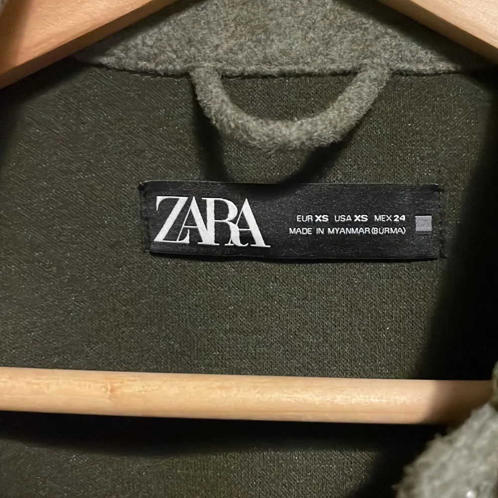 Säljer denna kappa från zara i storlek XS! Den har inte kommit tills användning då jag känner att jag inte passar i färgen💘 Perfekt nu till hösten!. Jackor.