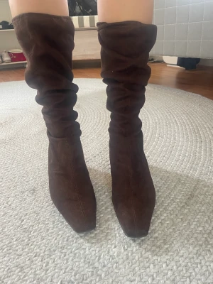 Bruna stövlar - Bruna stövlar i fakeläder/suede