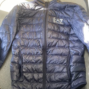 EA7 Armani jacka  - Nu säljer jag min jacka som kan va bra nu när hösten kommer den passar till alla andra outfits