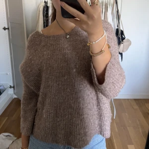 Stickad T-shirt - Trekvartsärmad stickad tröja från JDY i storlek xs. Tryck inte på köp nu!💘