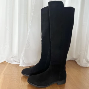 Höga stövlar  - Superfina höga stövlar i mockaimitation🖤Använda 1-2 gånger. Säljer p.g.a lite fel storlek. Bakstycket är i stretchigt material.