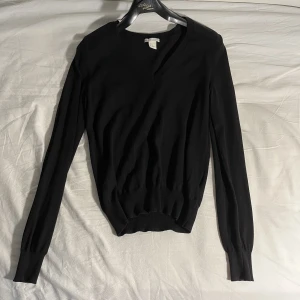 Långärmad stickad tröja - Svart långärmad stickad tröja med V-ringning 🖤skön och enbart använd en gång 
