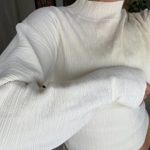 Super fin topp - Jättefin topp med struktur från H&M med halv polo-krage. Jättefint skick utan några defekter, endast använd ett fåtal gånger. 