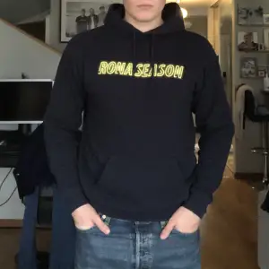 Säljer nu min mörkblå ”full send” hoodie från nelk boys. Nice tryck på magen och ryggen. Den är i bra skick och knappt använd.  Modellen på bilden är 184cm och väger 90kg. Hoodien säljs inte längre.