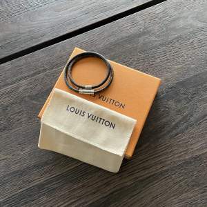 Tja, kör en intressekoll på detta Louis Vuitton armband. Köpt för ca 3700kr! Inget kvitto tyvärr, men box o mini påse följs med vid köp. Kom privat för fler bilder eventuellt frågor angående armbandet, Mvh Max😄Kom med bud!