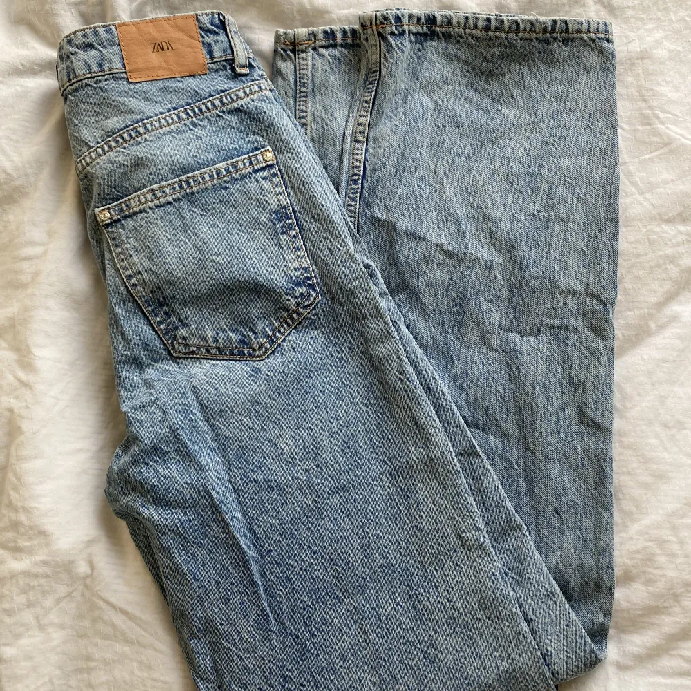 Fina jeans från zara som inte är använda många gånger! De har högmidja och är långa i benen. . Jeans & Byxor.
