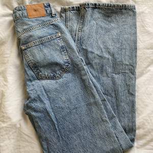 Fina jeans från zara som inte är använda många gånger! De har högmidja och är långa i benen. 