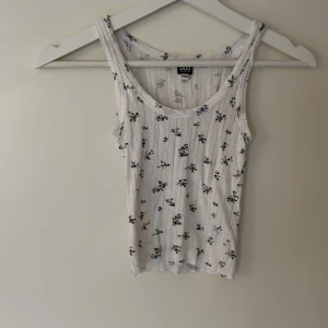 Blommigt linne med eyelet mönster - Jättefint stretchigt linne i 100% bomull. Bra kvalite. 