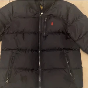 Ralph Lauren jacka  - Säljer min gammla Ralph Lauren jacka,då den är för liten för mig. Jackan är i gott skick! Finns inga fläckar eller hål!