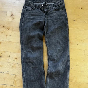 Jeans - Lågmidjade gråa jeans från Weekday. Bra passform, använda fåtalgånger. Strl 25 i midjan och 32 i längden, i bra skick!