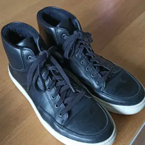 Will's Vegan Shoes. Water resistant, high-top trainers. 