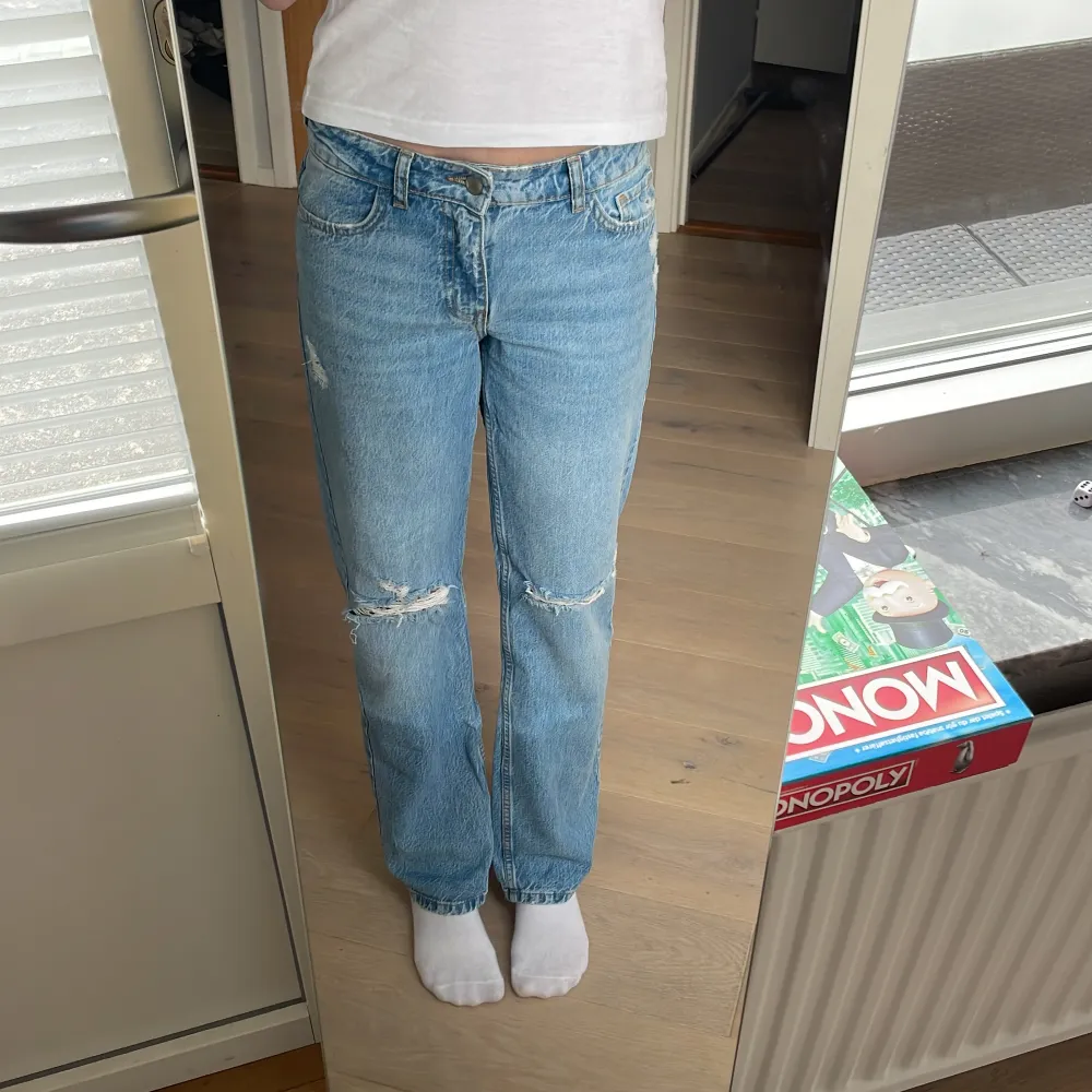 Säljer dessa helt nya jeansen från zara! De har en straight fit och har två hål vid knäna. Säljs så de inte är använda sen dem köptes🤍. Jeans & Byxor.