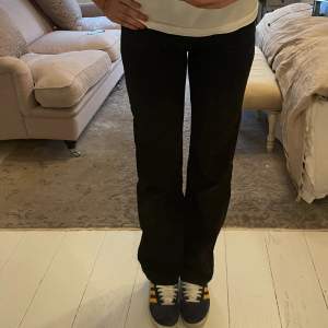 Skit coola svarta jeans från Weekday! 😁😁💓  Älskar dessa men har flera likadana Använt bara 1-2 ggr så i väldigt gott skick!😘
