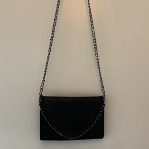 Svart tiamo väska - Säljer min svarta tiamo väska som inte kommer till nån användning. Den är i fint skick. Nypris 499kr, säljer för 200kr (pris kan diskuteras vid snabb affär). Kan endast tänkas mötas upp.💕