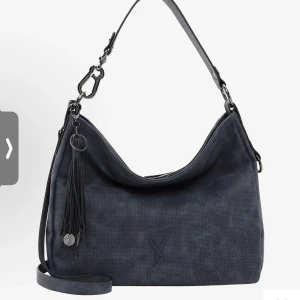 SURI FREY väska  - Säljer min slut sålda suri frey väska, har inga mer bilder på den så om man vill ha fler bilder får man skriva och fråga, köpt för 749, men säljs för 580 då den inte har några skador och ser ny ut