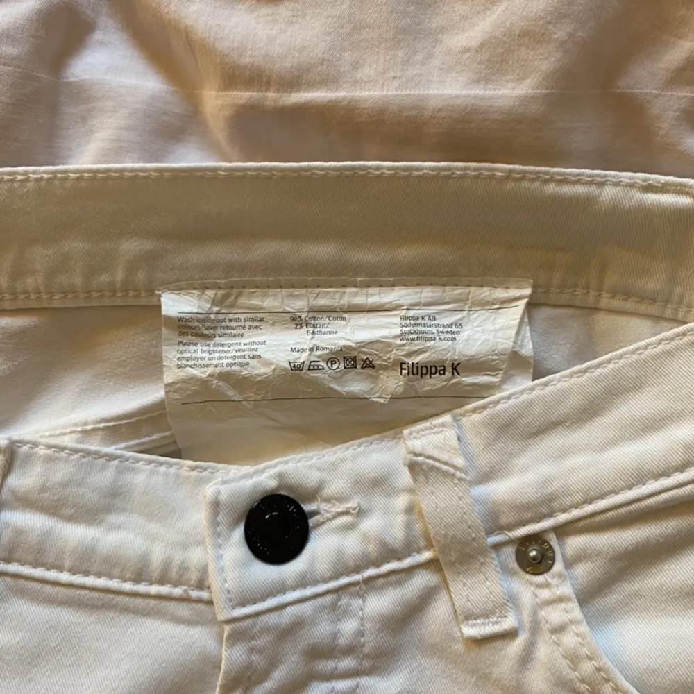 Säljer ett par vita jeans från Filippa K. De är lågmidjade och raka i benen. De har tecken på användning (skriv privat för mer info), men är i bra skick. Jag har i vanliga fall storlek S och är 164cm❤️säljer för att de är för stora❤️. Jeans & Byxor.