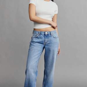 Säljer dessa blåa low waist straight jeans från Gina Tricot. De är i mycket bra skick och har inga tecken på slitage. Priset kan diskuteras vid snabb affär. Hör av dig om du är intresserad. 